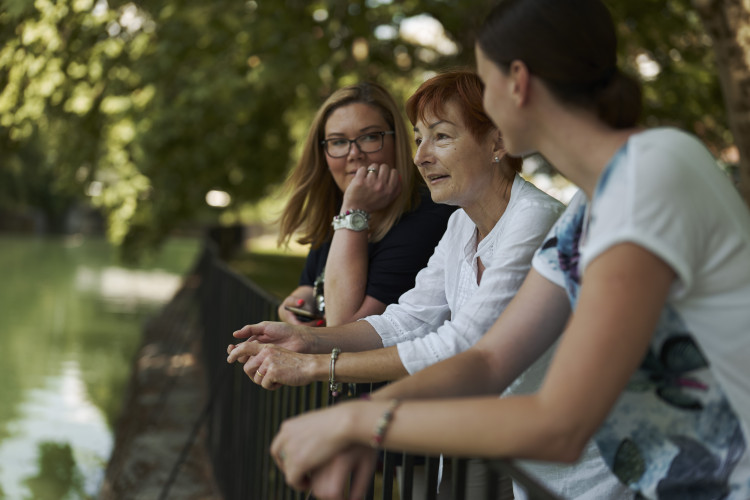 Imagen de tres mujeres conversando en un parque